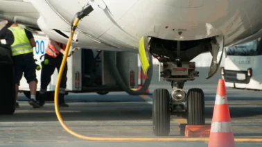 ¿Bajarán los pasajes? El Gobierno abarata el combustible de avión con el ajuste por temperatura
