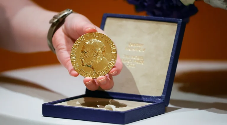 ¿De qué está hecha la medalla del Nobel y cuánto puede valer? La subasta que rompió todos los récords