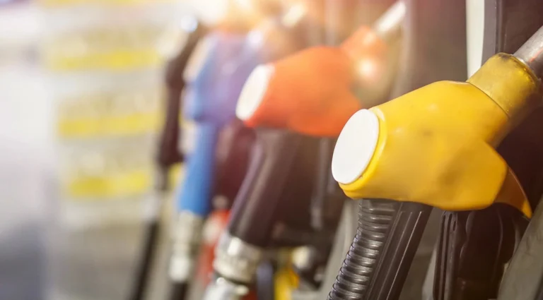 ¿Es más cara la gasolina en RD que en EE. UU.? Allá lleva 158 días por encima de US$4 el galón