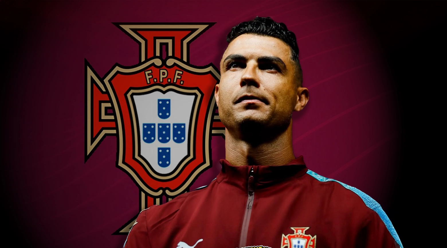 Futbolista portugués con chaqueta roja de la selección nacional frente al escudo de la Federación Portuguesa de Fútbol.