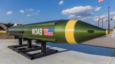 ¿Qué es la madre de todas las bombas que EE. UU. evalúa lanzar contra Irán? Lo que puede destruir