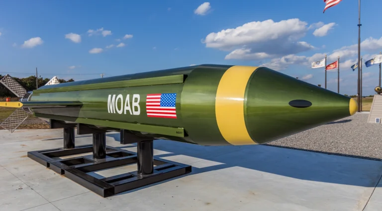 ¿Qué es la madre de todas las bombas que EE. UU. evalúa lanzar contra Irán? Lo que puede destruir