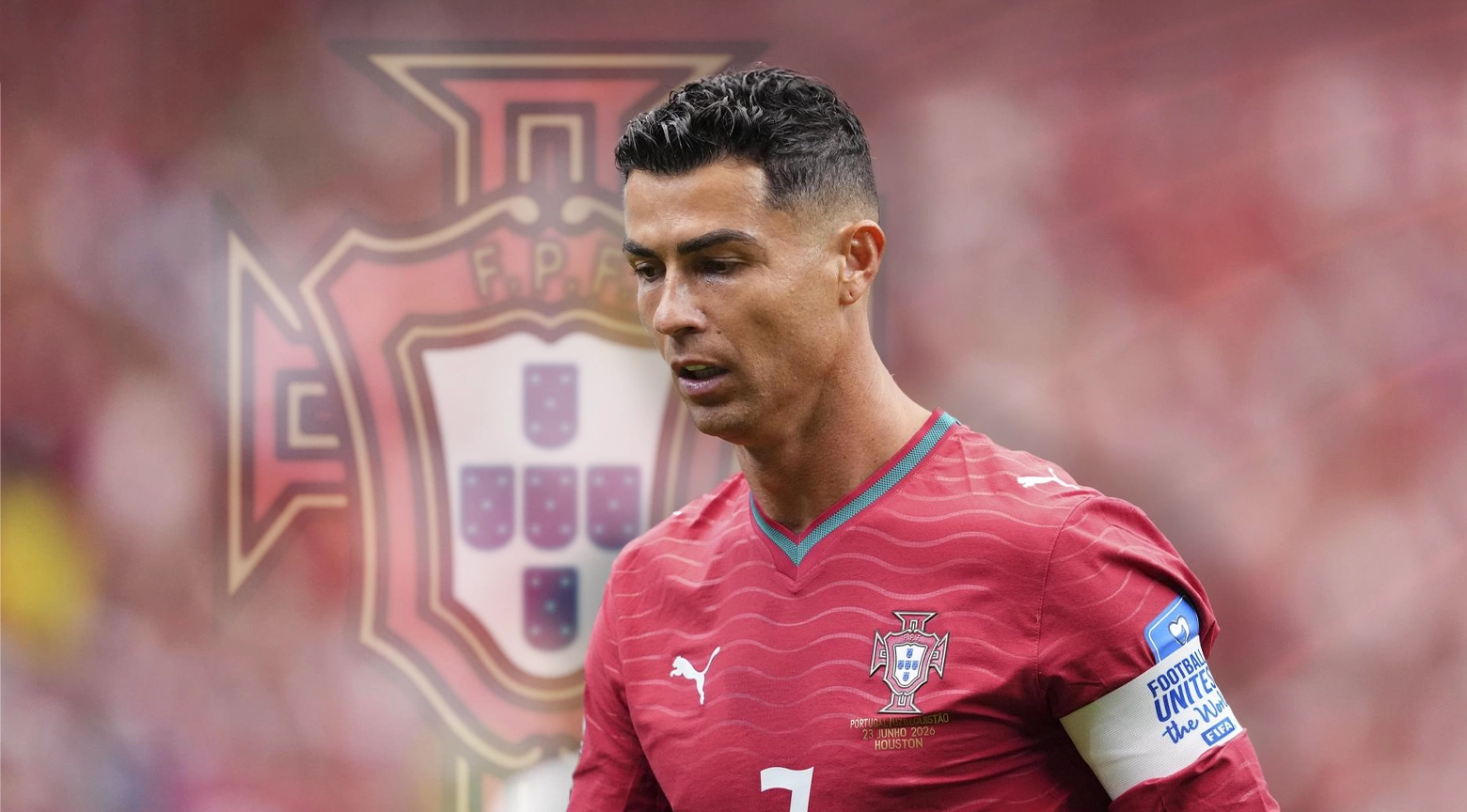 Futbolista de la selección de Portugal con camiseta roja y brazalete de capitán, con el escudo portugués ampliado al fondo.